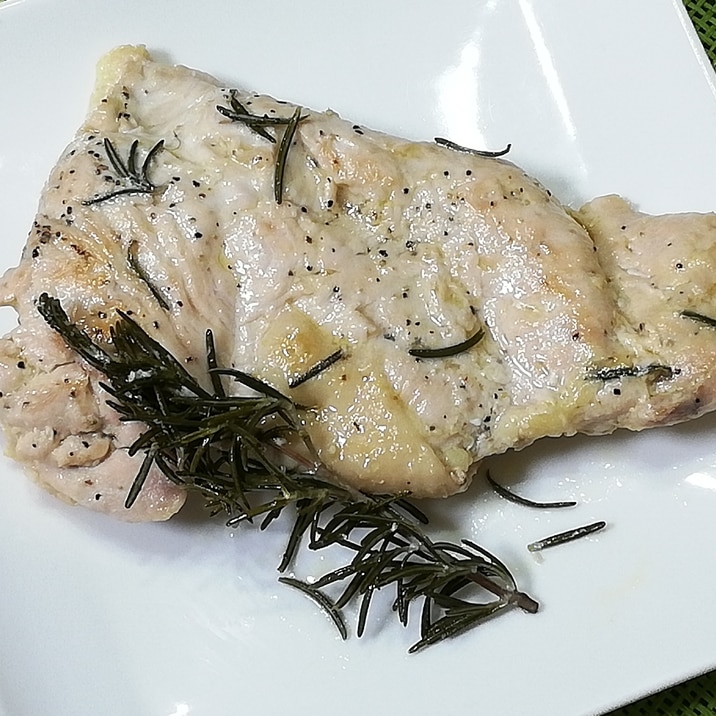 いい香り♪鶏むね肉のローズマリー焼き